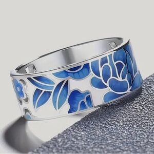NWT Pretty porcelain blue/white floral design ring; silver tone alloy. 
MSRP $20